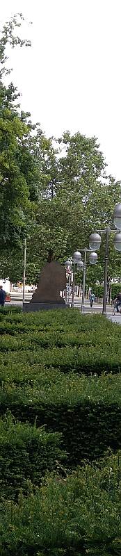 Leibniz Denkmal bei der Oper © foto rdb, 2017