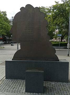 Leibniz Denkmal bei der Oper © foto rdb, 2017