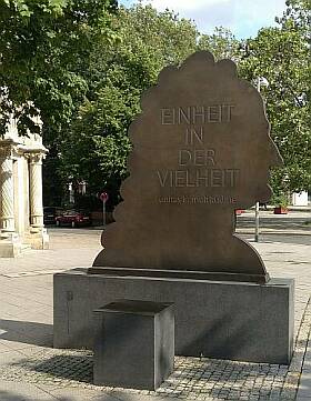 Leibniz Denkmal bei der Oper © foto rdb, 2017